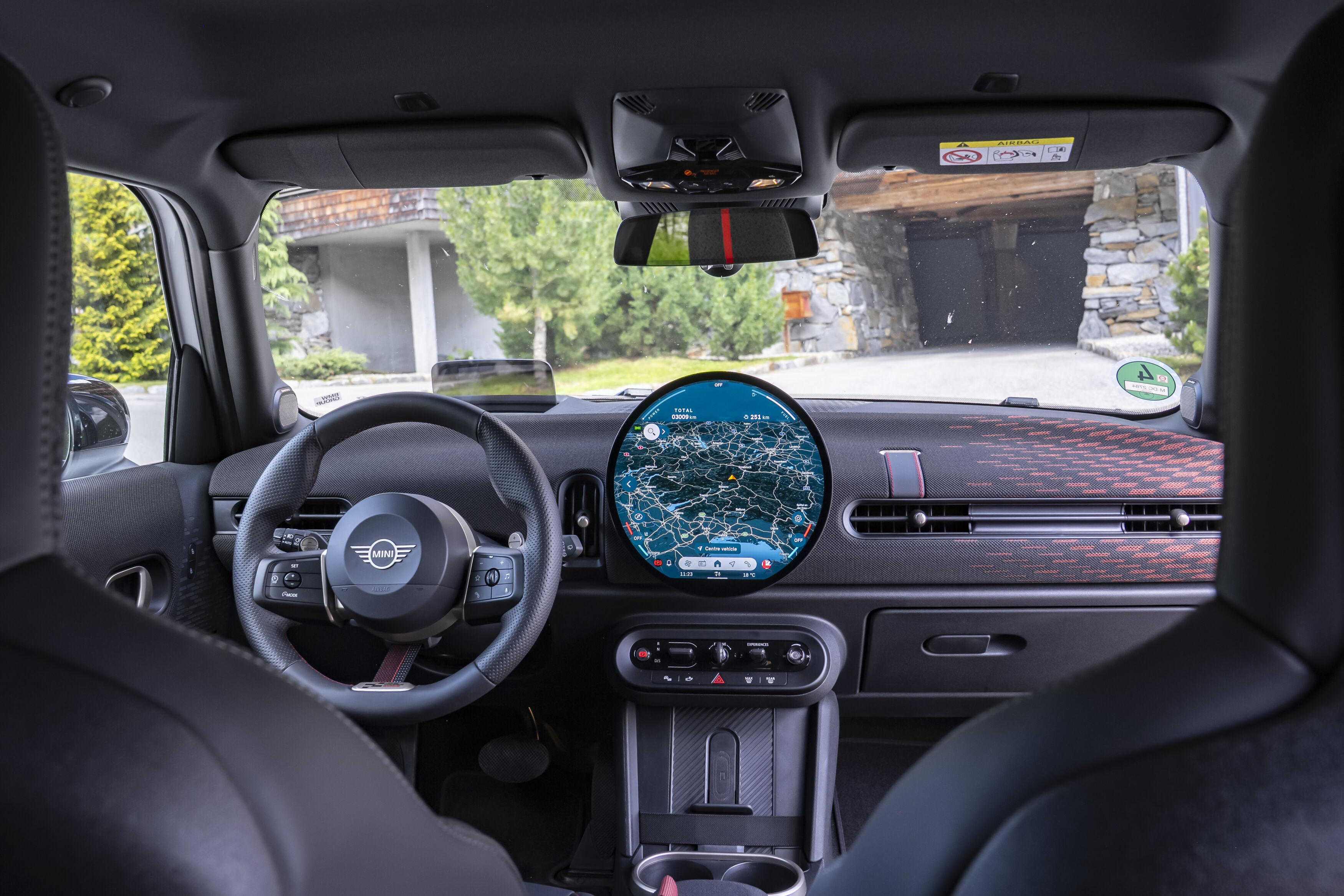 Más puertas, más espacio, más MINI: el MINI Cooper S de cinco puertas en color Nanuq White