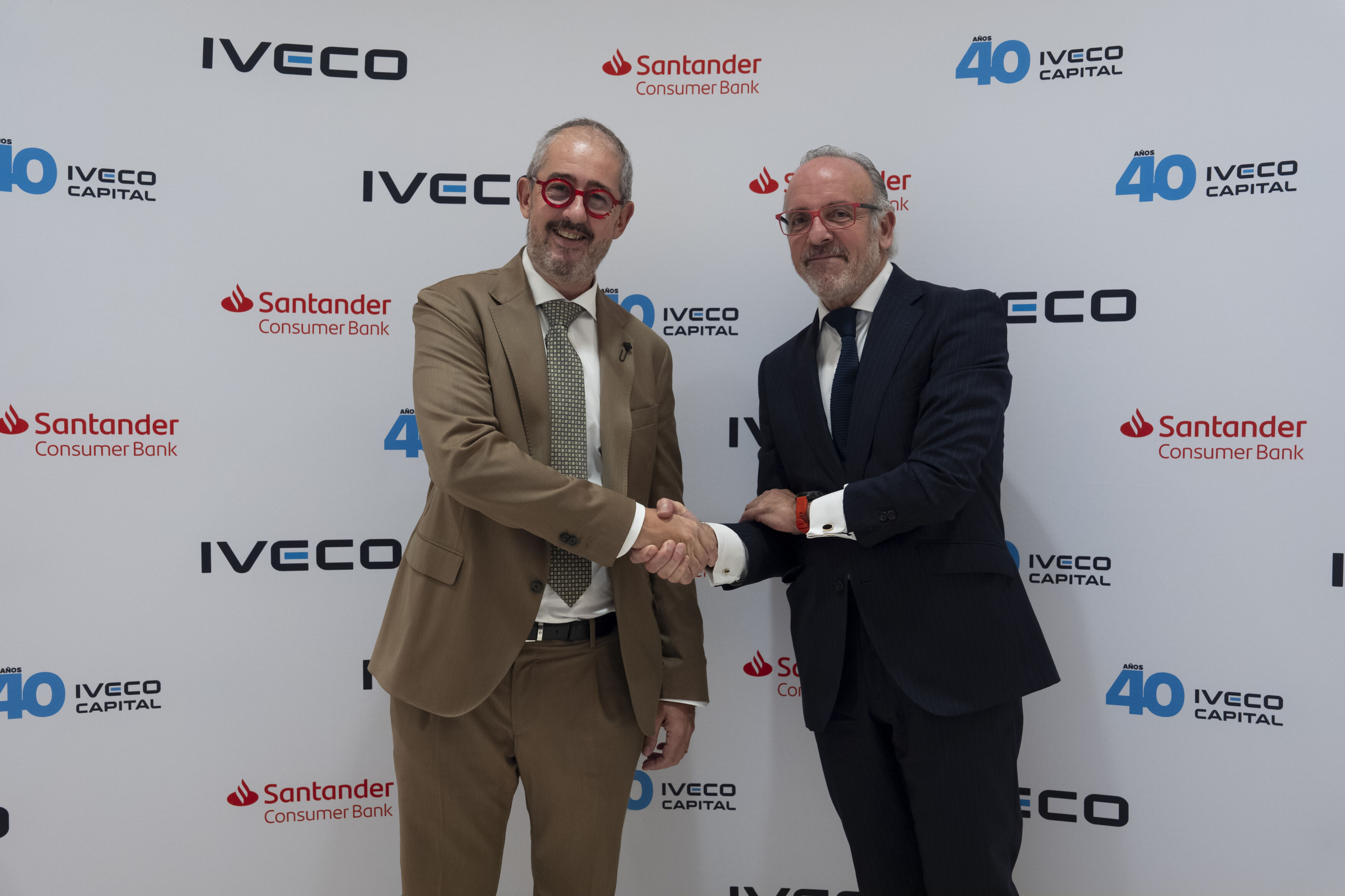 IVECO y Santander Consumer celebran 40 años de la alianza más longeva en la financiación del transporte por carretera
